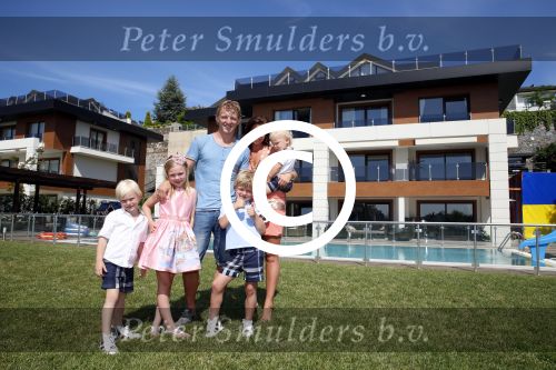 Istanbul 20 mei 2013
Op bezoek thuis bij Dirk Kuyt en zijn vrouw Gertrude en hun kinderen.
Dirk speelt bij Fenerbache en woont in een prachtig huis op een bewaakt compound.
Peter Smulders bv