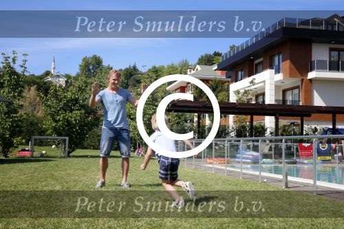 Istanbul 20 mei 2013
Op bezoek thuis bij Dirk Kuyt en zijn vrouw Gertrude en hun kinderen.
Dirk speelt bij Fenerbache en woont in een prachtig huis op een bewaakt compound.
Peter Smulders bv