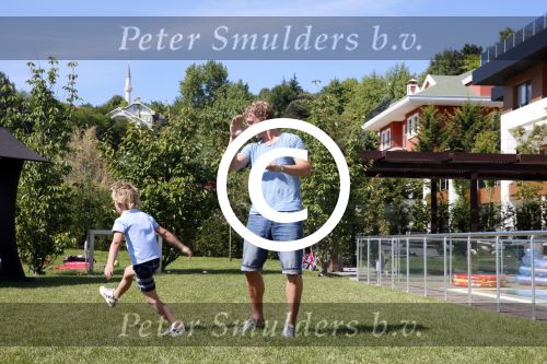 Istanbul 20 mei 2013
Op bezoek thuis bij Dirk Kuyt en zijn vrouw Gertrude en hun kinderen.
Dirk speelt bij Fenerbache en woont in een prachtig huis op een bewaakt compound.
Peter Smulders bv