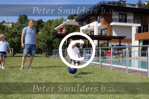 Istanbul 20 mei 2013
Op bezoek thuis bij Dirk Kuyt en zijn vrouw Gertrude en hun kinderen.
Dirk speelt bij Fenerbache en woont in een prachtig huis op een bewaakt compound.
Peter Smulders bv