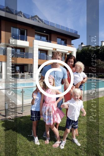 Istanbul 20 mei 2013
Op bezoek thuis bij Dirk Kuyt en zijn vrouw Gertrude en hun kinderen.
Dirk speelt bij Fenerbache en woont in een prachtig huis op een bewaakt compound.
Peter Smulders bv