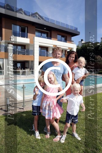 Istanbul 20 mei 2013
Op bezoek thuis bij Dirk Kuyt en zijn vrouw Gertrude en hun kinderen.
Dirk speelt bij Fenerbache en woont in een prachtig huis op een bewaakt compound.
Peter Smulders bv
