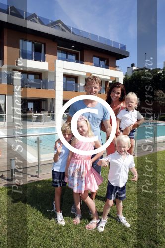 Istanbul 20 mei 2013
Op bezoek thuis bij Dirk Kuyt en zijn vrouw Gertrude en hun kinderen.
Dirk speelt bij Fenerbache en woont in een prachtig huis op een bewaakt compound.
Peter Smulders bv