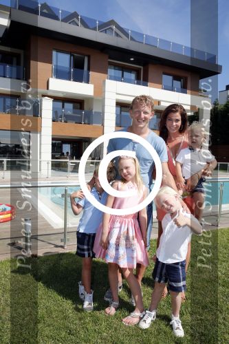 Istanbul 20 mei 2013
Op bezoek thuis bij Dirk Kuyt en zijn vrouw Gertrude en hun kinderen.
Dirk speelt bij Fenerbache en woont in een prachtig huis op een bewaakt compound.
Peter Smulders bv