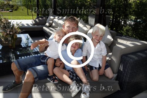 Istanbul 20 mei 2013
Op bezoek thuis bij Dirk Kuyt en zijn vrouw Gertrude en hun kinderen.
Dirk speelt bij Fenerbache en woont in een prachtig huis op een bewaakt compound.
Peter Smulders bv