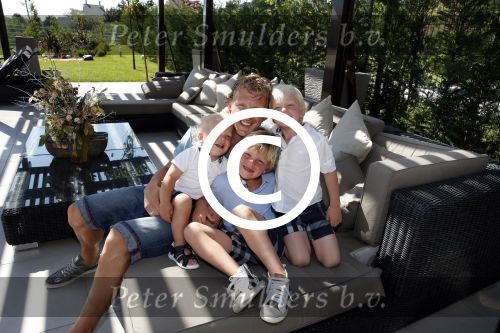 Istanbul 20 mei 2013
Op bezoek thuis bij Dirk Kuyt en zijn vrouw Gertrude en hun kinderen.
Dirk speelt bij Fenerbache en woont in een prachtig huis op een bewaakt compound.
Peter Smulders bv
