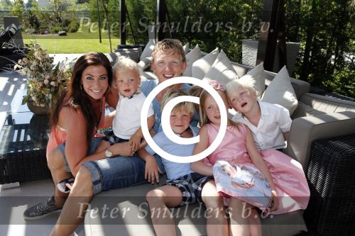 Istanbul 20 mei 2013
Op bezoek thuis bij Dirk Kuyt en zijn vrouw Gertrude en hun kinderen.
Dirk speelt bij Fenerbache en woont in een prachtig huis op een bewaakt compound.
Peter Smulders bv