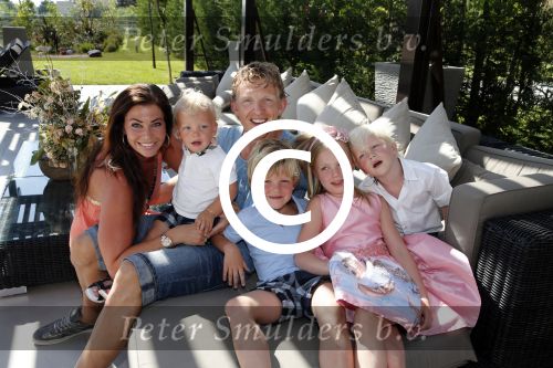 Istanbul 20 mei 2013
Op bezoek thuis bij Dirk Kuyt en zijn vrouw Gertrude en hun kinderen.
Dirk speelt bij Fenerbache en woont in een prachtig huis op een bewaakt compound.
Peter Smulders bv