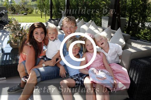 Istanbul 20 mei 2013
Op bezoek thuis bij Dirk Kuyt en zijn vrouw Gertrude en hun kinderen.
Dirk speelt bij Fenerbache en woont in een prachtig huis op een bewaakt compound.
Peter Smulders bv