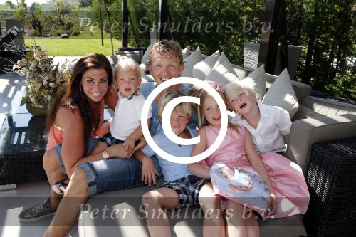 Istanbul 20 mei 2013
Op bezoek thuis bij Dirk Kuyt en zijn vrouw Gertrude en hun kinderen.
Dirk speelt bij Fenerbache en woont in een prachtig huis op een bewaakt compound.
Peter Smulders bv