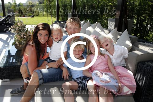 Istanbul 20 mei 2013
Op bezoek thuis bij Dirk Kuyt en zijn vrouw Gertrude en hun kinderen.
Dirk speelt bij Fenerbache en woont in een prachtig huis op een bewaakt compound.
Peter Smulders bv