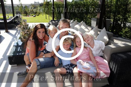 Istanbul 20 mei 2013
Op bezoek thuis bij Dirk Kuyt en zijn vrouw Gertrude en hun kinderen.
Dirk speelt bij Fenerbache en woont in een prachtig huis op een bewaakt compound.
Peter Smulders bv