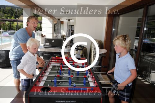Istanbul 20 mei 2013
Op bezoek thuis bij Dirk Kuyt en zijn vrouw Gertrude en hun kinderen.
Dirk speelt bij Fenerbache en woont in een prachtig huis op een bewaakt compound.
Peter Smulders bv
