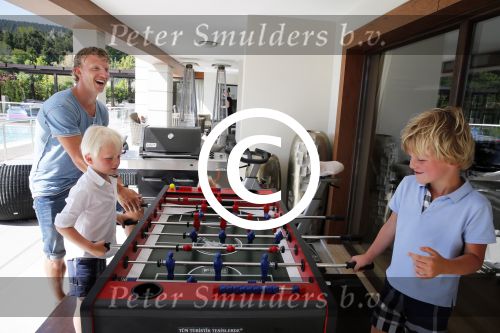 Istanbul 20 mei 2013
Op bezoek thuis bij Dirk Kuyt en zijn vrouw Gertrude en hun kinderen.
Dirk speelt bij Fenerbache en woont in een prachtig huis op een bewaakt compound.
Peter Smulders bv