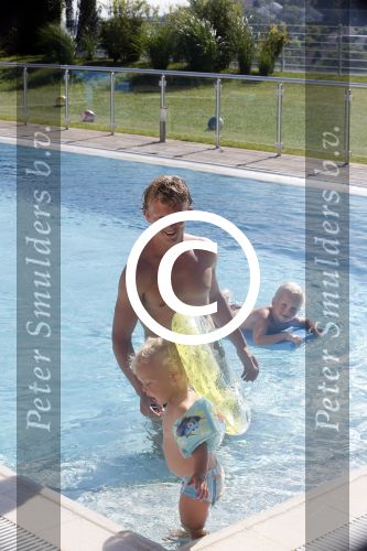 Istanbul 20 mei 2013
Op bezoek thuis bij Dirk Kuyt en zijn vrouw Gertrude en hun kinderen.
Dirk speelt bij Fenerbache en woont in een prachtig huis op een bewaakt compound.
Peter Smulders bv