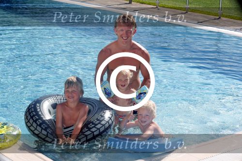 Istanbul 20 mei 2013
Op bezoek thuis bij Dirk Kuyt en zijn vrouw Gertrude en hun kinderen.
Dirk speelt bij Fenerbache en woont in een prachtig huis op een bewaakt compound.
Peter Smulders bv