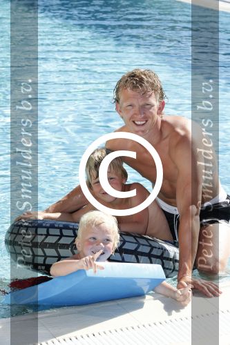 Istanbul 20 mei 2013
Op bezoek thuis bij Dirk Kuyt en zijn vrouw Gertrude en hun kinderen.
Dirk speelt bij Fenerbache en woont in een prachtig huis op een bewaakt compound.
Peter Smulders bv