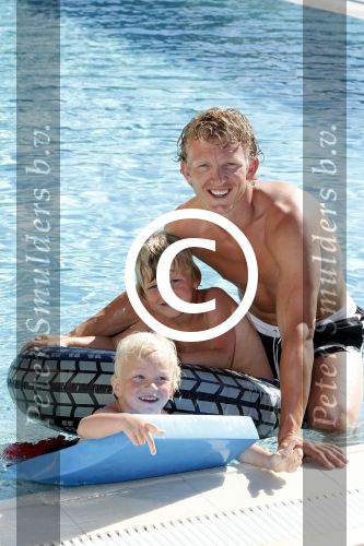 Istanbul 20 mei 2013
Op bezoek thuis bij Dirk Kuyt en zijn vrouw Gertrude en hun kinderen.
Dirk speelt bij Fenerbache en woont in een prachtig huis op een bewaakt compound.
Peter Smulders bv