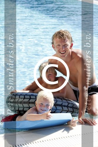 Istanbul 20 mei 2013
Op bezoek thuis bij Dirk Kuyt en zijn vrouw Gertrude en hun kinderen.
Dirk speelt bij Fenerbache en woont in een prachtig huis op een bewaakt compound.
Peter Smulders bv