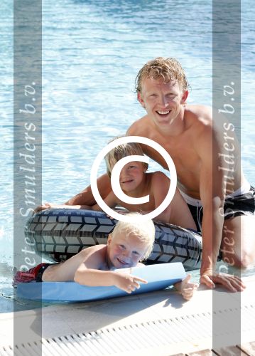 Istanbul 20 mei 2013
Op bezoek thuis bij Dirk Kuyt en zijn vrouw Gertrude en hun kinderen.
Dirk speelt bij Fenerbache en woont in een prachtig huis op een bewaakt compound.
Peter Smulders bv