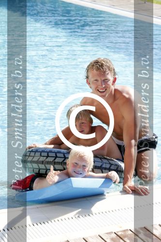 Istanbul 20 mei 2013
Op bezoek thuis bij Dirk Kuyt en zijn vrouw Gertrude en hun kinderen.
Dirk speelt bij Fenerbache en woont in een prachtig huis op een bewaakt compound.
Peter Smulders bv