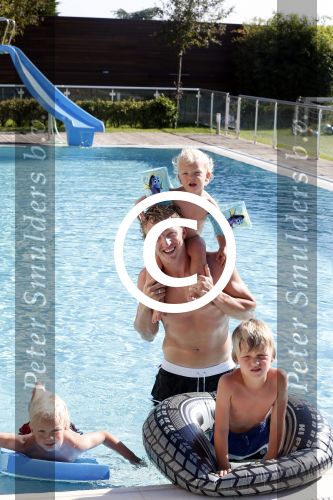 Istanbul 20 mei 2013
Op bezoek thuis bij Dirk Kuyt en zijn vrouw Gertrude en hun kinderen.
Dirk speelt bij Fenerbache en woont in een prachtig huis op een bewaakt compound.
Peter Smulders bv