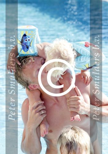 Istanbul 20 mei 2013
Op bezoek thuis bij Dirk Kuyt en zijn vrouw Gertrude en hun kinderen.
Dirk speelt bij Fenerbache en woont in een prachtig huis op een bewaakt compound.
Peter Smulders bv