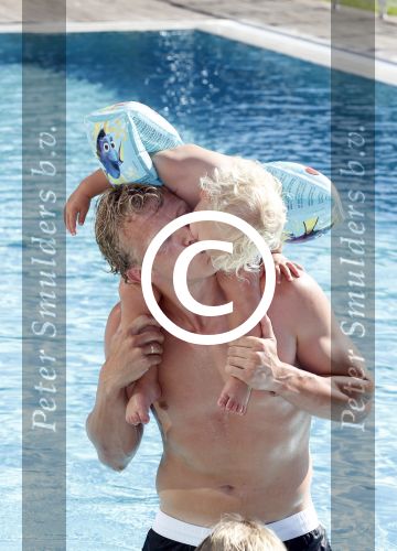 Istanbul 20 mei 2013
Op bezoek thuis bij Dirk Kuyt en zijn vrouw Gertrude en hun kinderen.
Dirk speelt bij Fenerbache en woont in een prachtig huis op een bewaakt compound.
Peter Smulders bv