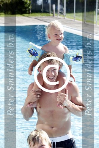 Istanbul 20 mei 2013
Op bezoek thuis bij Dirk Kuyt en zijn vrouw Gertrude en hun kinderen.
Dirk speelt bij Fenerbache en woont in een prachtig huis op een bewaakt compound.
Peter Smulders bv