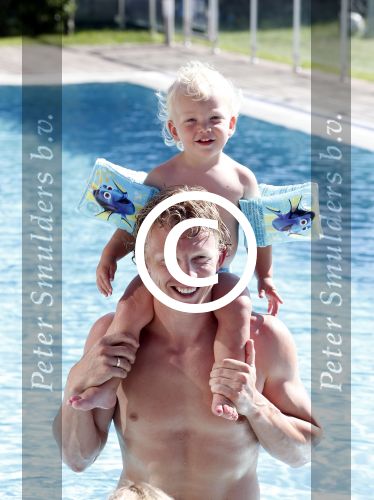 Istanbul 20 mei 2013
Op bezoek thuis bij Dirk Kuyt en zijn vrouw Gertrude en hun kinderen.
Dirk speelt bij Fenerbache en woont in een prachtig huis op een bewaakt compound.
Peter Smulders bv