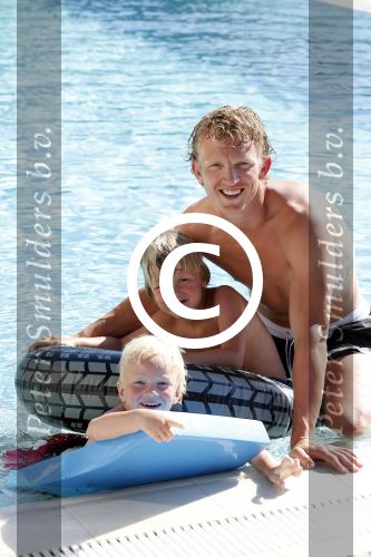 Istanbul 20 mei 2013
Op bezoek thuis bij Dirk Kuyt en zijn vrouw Gertrude en hun kinderen.
Dirk speelt bij Fenerbache en woont in een prachtig huis op een bewaakt compound.
Peter Smulders bv