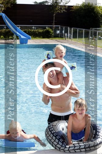Istanbul 20 mei 2013
Op bezoek thuis bij Dirk Kuyt en zijn vrouw Gertrude en hun kinderen.
Dirk speelt bij Fenerbache en woont in een prachtig huis op een bewaakt compound.
Peter Smulders bv