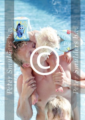 Istanbul 20 mei 2013
Op bezoek thuis bij Dirk Kuyt en zijn vrouw Gertrude en hun kinderen.
Dirk speelt bij Fenerbache en woont in een prachtig huis op een bewaakt compound.
Peter Smulders bv