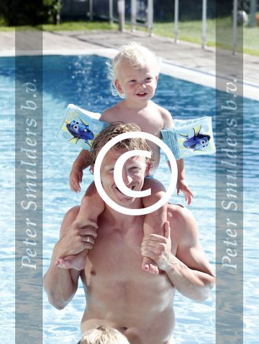 Istanbul 20 mei 2013
Op bezoek thuis bij Dirk Kuyt en zijn vrouw Gertrude en hun kinderen.
Dirk speelt bij Fenerbache en woont in een prachtig huis op een bewaakt compound.
Peter Smulders bv