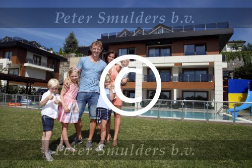 Istanbul 20 mei 2013
Op bezoek thuis bij Dirk Kuyt en zijn vrouw Gertrude Kuyt en hun kinderen.
Dirk speelt bij Fenerbache en woont in een prachtig huis op een bewaakt compound.
Peter Smulders bv