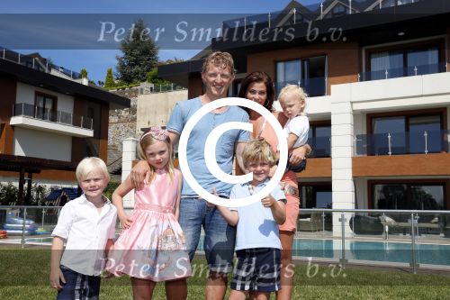 Istanbul 20 mei 2013
Op bezoek thuis bij Dirk Kuyt en zijn vrouw Gertrude Kuyt en hun kinderen.
Dirk speelt bij Fenerbache en woont in een prachtig huis op een bewaakt compound.
Peter Smulders bv