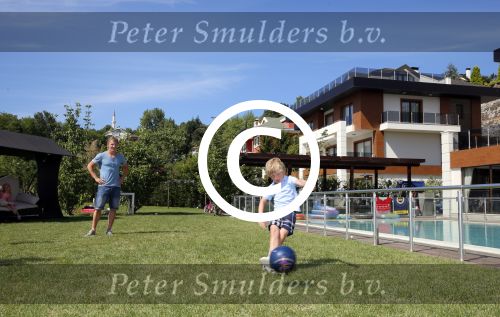 Istanbul 20 mei 2013
Op bezoek thuis bij Dirk Kuyt en zijn vrouw Gertrude Kuyt en hun kinderen.
Dirk speelt bij Fenerbache en woont in een prachtig huis op een bewaakt compound.
Peter Smulders bv