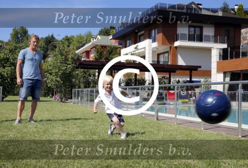 Istanbul 20 mei 2013
Op bezoek thuis bij Dirk Kuyt en zijn vrouw Gertrude Kuyt en hun kinderen.
Dirk speelt bij Fenerbache en woont in een prachtig huis op een bewaakt compound.
Peter Smulders bv