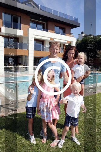 Istanbul 20 mei 2013
Op bezoek thuis bij Dirk Kuyt en zijn vrouw Gertrude Kuyt en hun kinderen.
Dirk speelt bij Fenerbache en woont in een prachtig huis op een bewaakt compound.
Peter Smulders bv