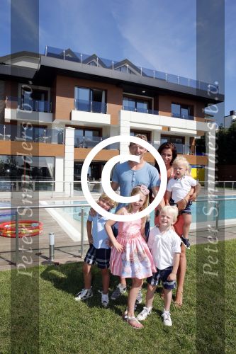 Istanbul 20 mei 2013
Op bezoek thuis bij Dirk Kuyt en zijn vrouw Gertrude Kuyt en hun kinderen.
Dirk speelt bij Fenerbache en woont in een prachtig huis op een bewaakt compound.
Peter Smulders bv