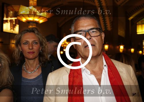 Amsterdam 13 juni 2013
Presentatie nieuwe boek van Claudia Schoemacher in hotel l Americain. Emile Ratelband draagt nog steeds zijn trouwring
Peter Smulders bv