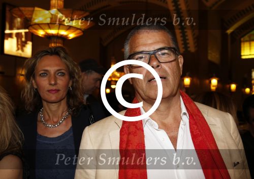 Amsterdam 13 juni 2013
Presentatie nieuwe boek van Claudia Schoemacher in hotel l Americain. Emile Ratelband draagt nog steeds zijn trouwring
Peter Smulders bv