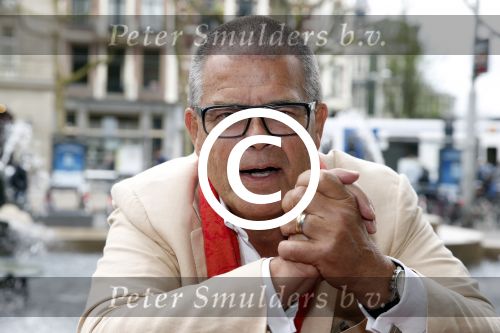 Amsterdam 13 juni 2013
Presentatie nieuwe boek van Claudia Schoemacher in hotel l Americain. Emile Ratelband draagt nog steeds zijn trouwring
Peter Smulders bv
