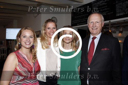 Amsterdam 20 juni 2013
Boek presentatie Nina Veeneman Diets Noor Schutte Kerckhoff en Marieke Wigmans Bremers in het melkhuis in het vondelpark. marieke Sophie Emily en hun vader Louis Bremers
Peter Smulders bv