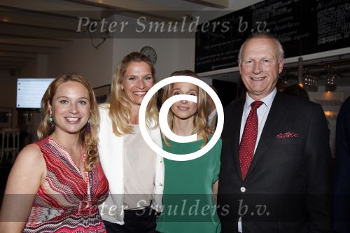 Amsterdam 20 juni 2013
Boek presentatie Nina Veeneman Diets Noor Schutte Kerckhoff en Marieke Wigmans Bremers in het melkhuis in het vondelpark. marieke Sophie Emily en hun vader Louis Bremers
Peter Smulders bv