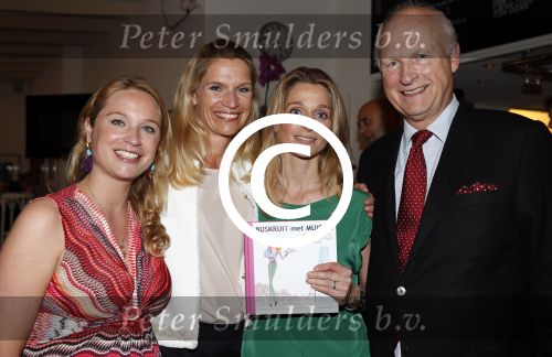 Amsterdam 20 juni 2013
Boek presentatie Nina Veeneman Diets Noor Schutte Kerckhoff en Marieke Wigmans Bremers in het melkhuis in het vondelpark. marieke Sophie Emily en hun vader Louis Bremers
Peter Smulders bv
