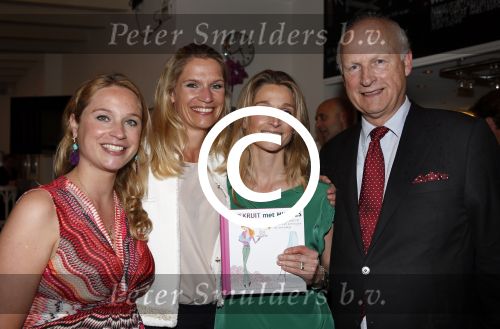 Amsterdam 20 juni 2013
Boek presentatie Nina Veeneman Diets Noor Schutte Kerckhoff en Marieke Wigmans Bremers in het melkhuis in het vondelpark. marieke Sophie Emily en hun vader Louis Bremers
Peter Smulders bv