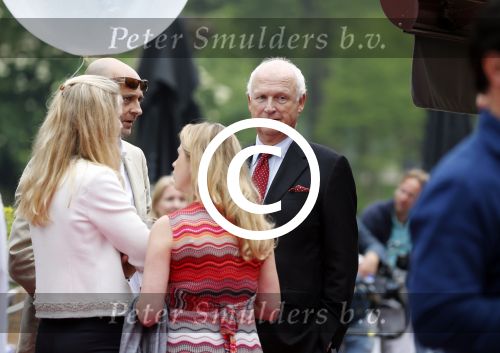 Amsterdam 20 juni 2013
Boek presentatie Nina Veeneman Diets Noor Schutte Kerckhoff en Marieke Wigmans Bremers in het melkhuis in het vondelpark. Emily Bremers met vader Louis Bremers
Peter Smulders bv