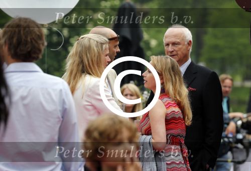 Amsterdam 20 juni 2013
Boek presentatie Nina Veeneman Diets Noor Schutte Kerckhoff en Marieke Wigmans Bremers in het melkhuis in het vondelpark. Emily Bremers met vader Louis Bremers
Peter Smulders bv