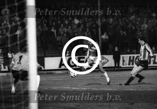 Mechelen, 1 Februari 1989
1e Wedstrijd Supercup tussen KV Mechelen-PSV, eindstand 3-0
Eric Gerets en Michel Preudhomme
Foto Peter Smulders BV